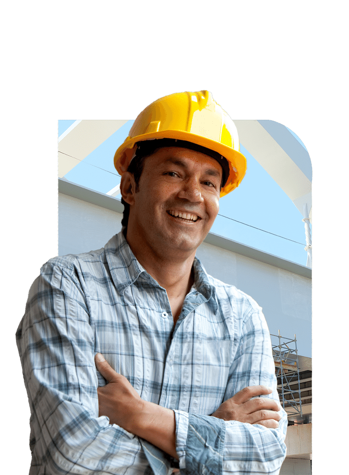 Werknemer met gele helm buiten kader voor infrastructuur project