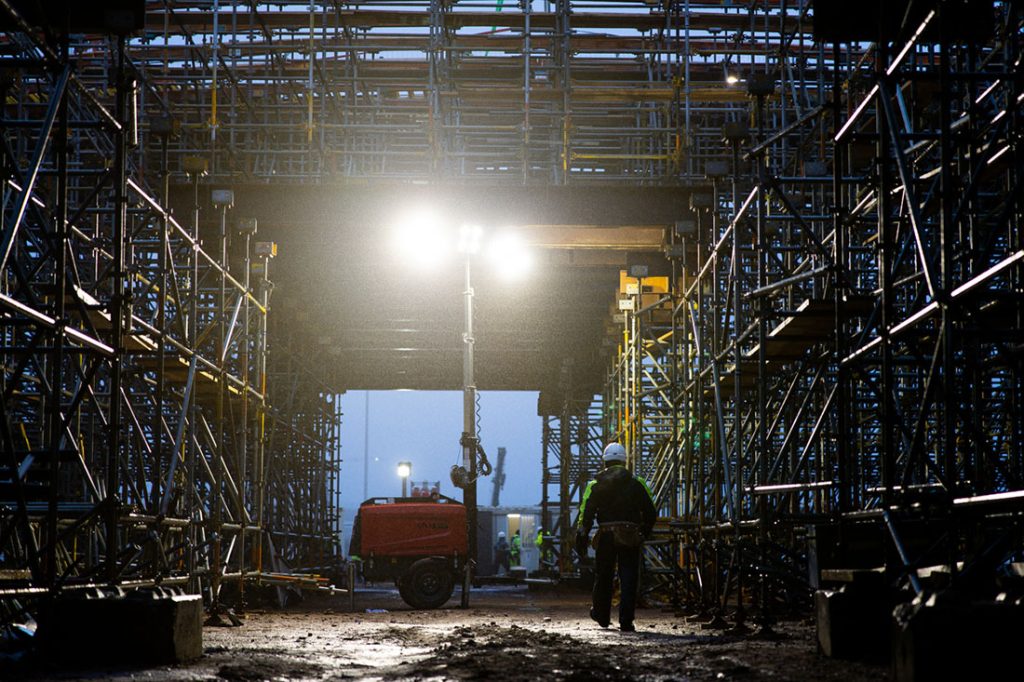 Recreaduct Antwerpen stellingen in de avond met heftruck en felle bouwlamp